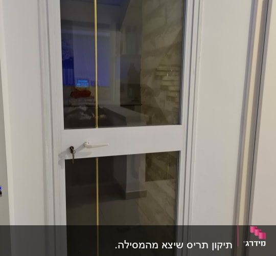 דלת אלומיניום עם חלון זכוכית ומנעול